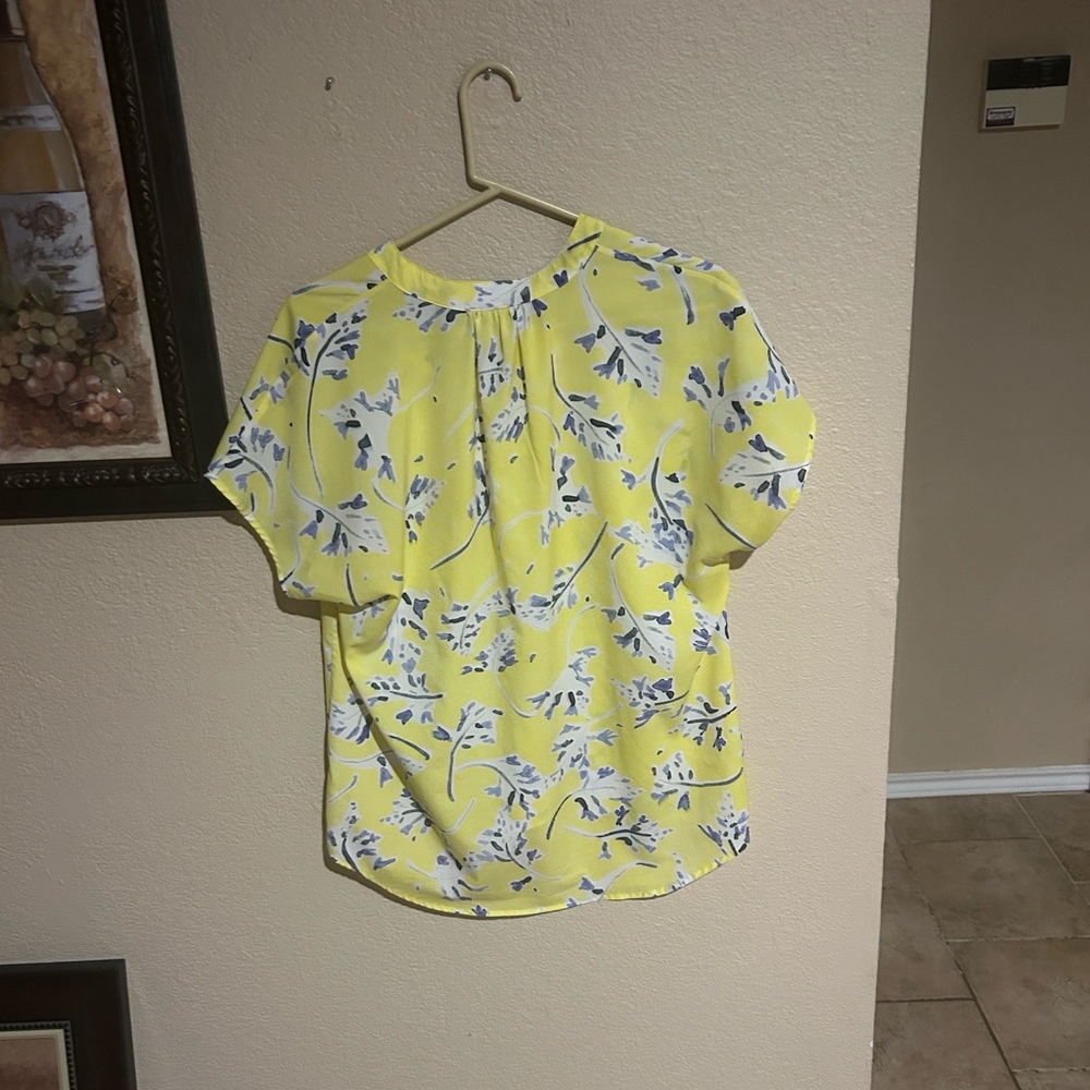 Cabi Yellow Floral Blouse Size Medium Lightweight Short Sleeve Split Neck Top - Picture 3 of 4